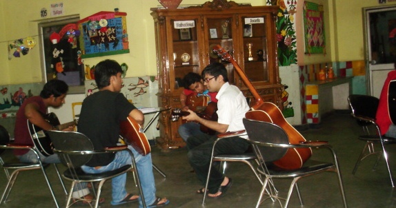 guitar institute in laxmi nagar